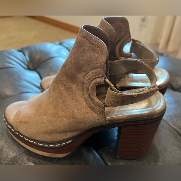 Pierre Dumas Open Toed Tan/Brown Chunky Heels Size 7 - Picture 1 of 10